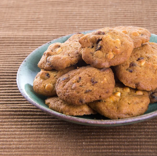 Biscotti di gocce di cioccolato su sfondo — Foto Stock