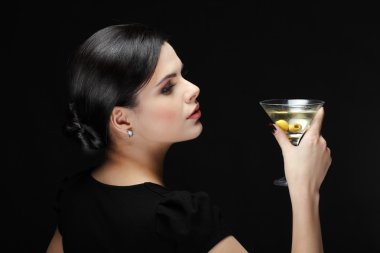 kadeh martini ile güzel genç kız