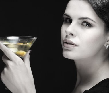 kadeh martini ile güzel genç kız