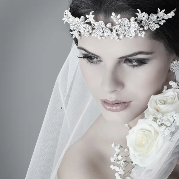 Retrato de noiva bonita. Vestido de noiva. Decoração de casamento — Fotografia de Stock