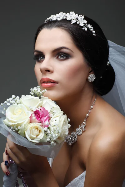 Retrato de noiva bonita. Vestido de noiva. Decoração de casamento — Fotografia de Stock