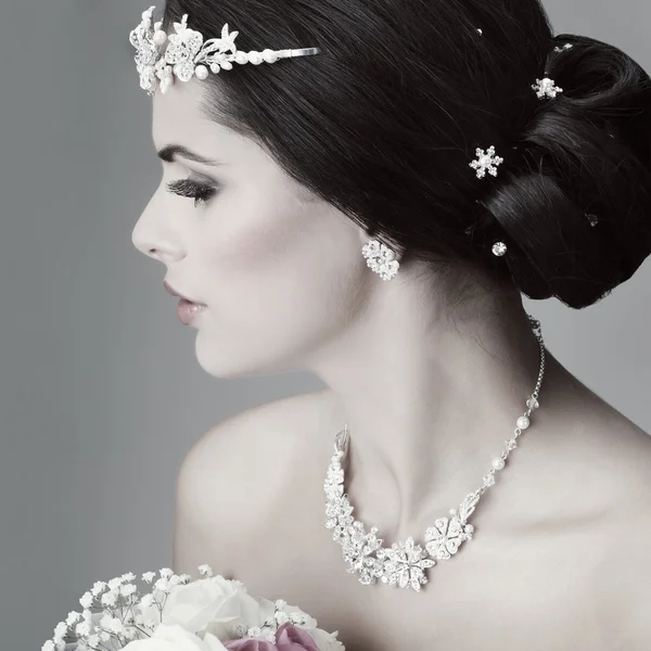 Retrato de noiva bonita. Vestido de noiva. Decoração de casamento — Fotografia de Stock