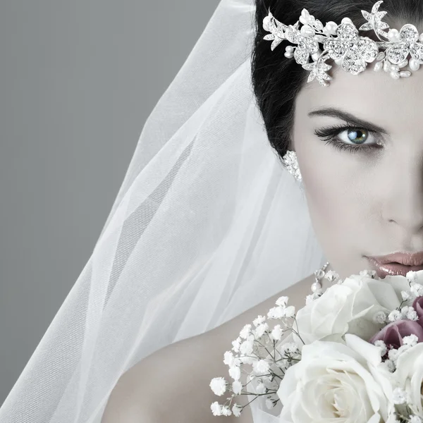 Retrato de noiva bonita. Vestido de noiva. Decoração de casamento — Fotografia de Stock