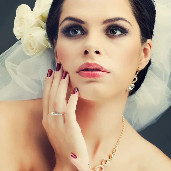 Porträt der schönen Braut. Hochzeitskleid. Hochzeitsdekoration — Stockfoto