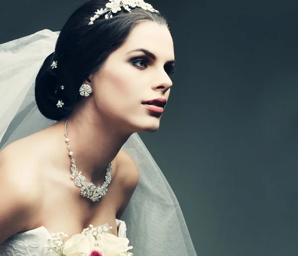 Πορτρέτο της όμορφης νύφης. Γαμήλιο φόρεμα. Διακόσμηση γάμου — Φωτογραφία Αρχείου