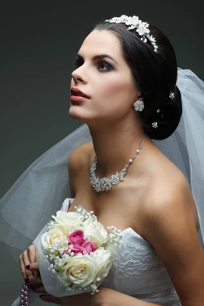 Πορτρέτο της όμορφης νύφης. Γαμήλιο φόρεμα. Διακόσμηση γάμου — Φωτογραφία Αρχείου
