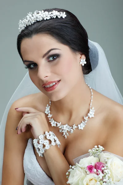 Gyönyörű menyasszony portréja. Esküvői ruha. Esküvői dekoráció — Stock Fotó