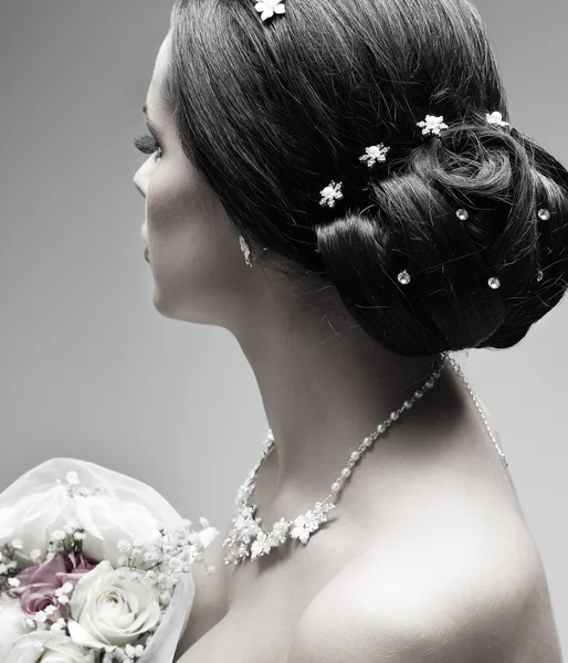 Retrato de noiva bonita. Vestido de noiva. Decoração de casamento — Fotografia de Stock