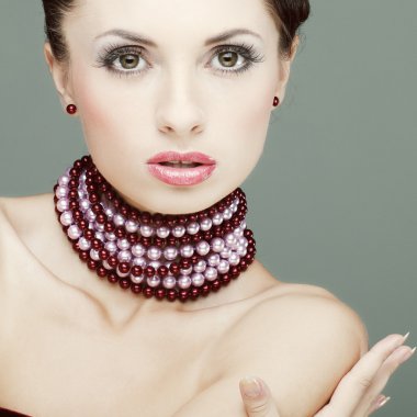 Kırmızı giysili güzel, genç bir kadın olduğunu