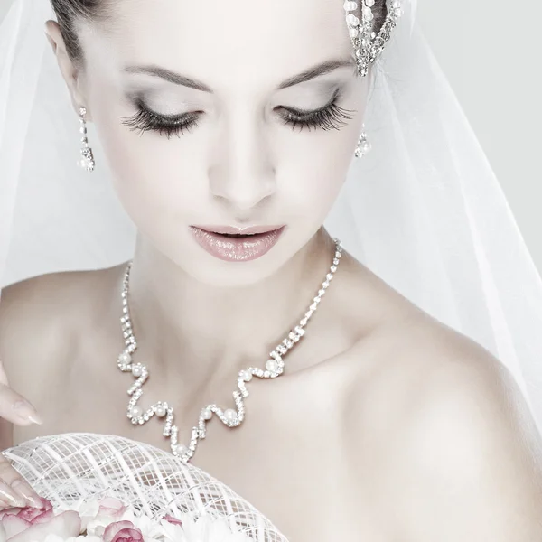 Ritratto di bella sposa. Abito da sposa. Decorazione di nozze — Foto Stock