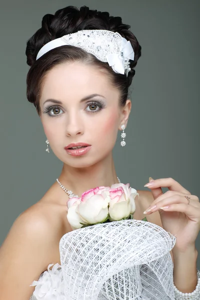 Retrato de novia hermosa. Vestido de novia. Decoración de boda — Foto de Stock