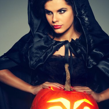 Cadı halloween gece elbiseli cinsel esmer