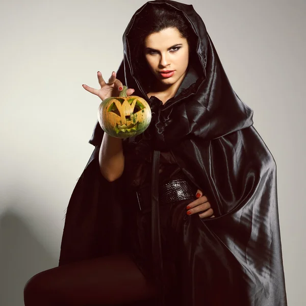 Sexuelle Brünette im Anzug der Hexe in der Nacht von Halloween — Stockfoto