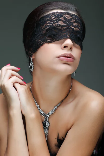 Ritratto elegante donna bruna sessuale è in una maschera di pizzo nero — Foto Stock