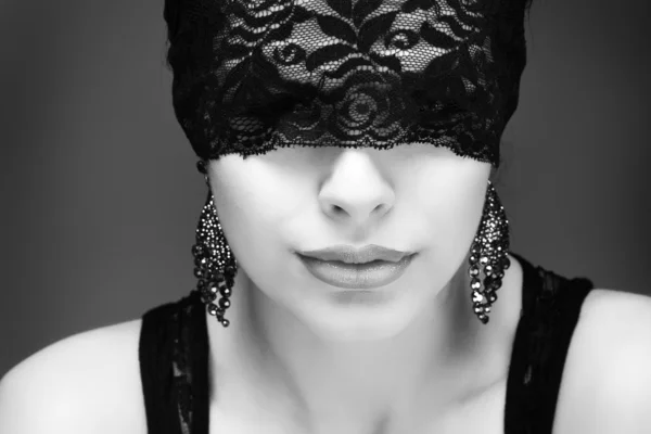 Retrato elegante mujer morena sexual está en una máscara de encaje negro —  Fotos de Stock