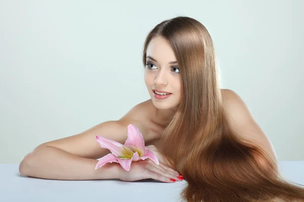 Hermosa chica con una flor, aislada sobre un fondo blanco, emociones, co — Foto de Stock