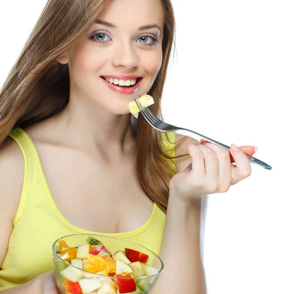 Retrato de una hermosa joven comiendo ensalada de frutas —  Fotos de Stock