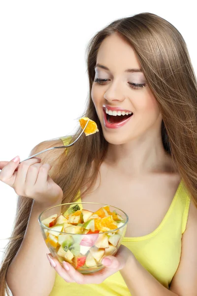 Retrato de uma jovem mulher bonita comendo salada de frutas — Fotografia de Stock