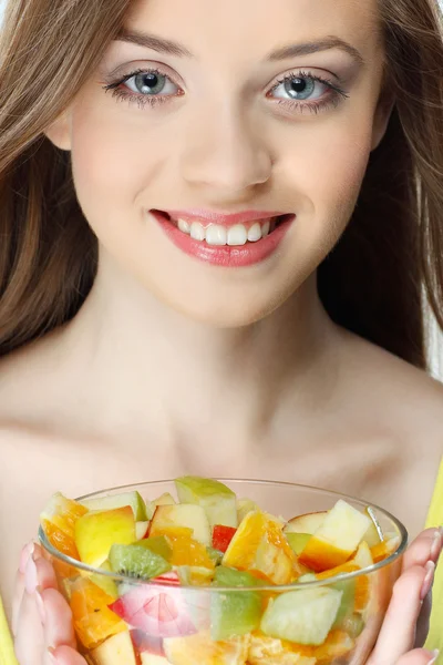 Porträtt av en ganska ung kvinna äta fruktsallad — Stockfoto