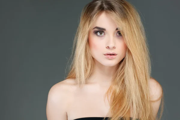 Retrato de hermosa rubia sexual con pelos largos en una ba gris —  Fotos de Stock