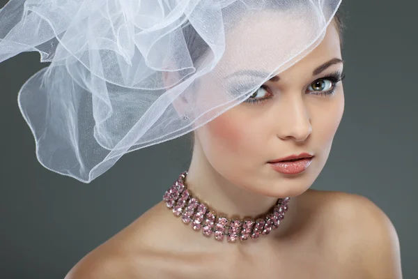 Retrato de noiva bonita. Vestido de noiva. Decoração de casamento — Fotografia de Stock