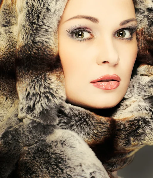 Ein Foto von sexuell schönen Mädchen ist in Pelzkleidung — Stockfoto