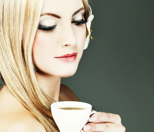 Beautiful young girl with the cup of tea — Stock Photo, Image