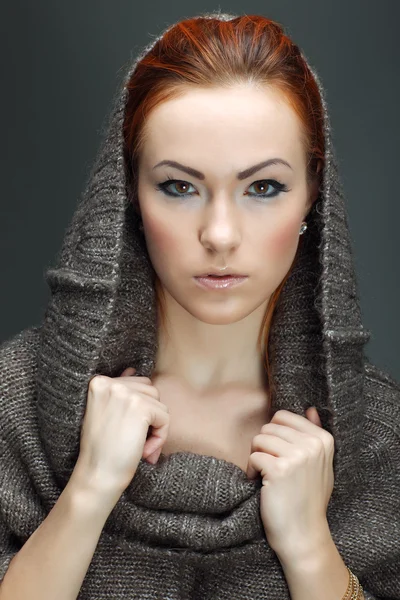 Una hermosa mujer joven está en ropa de invierno marrón —  Fotos de Stock