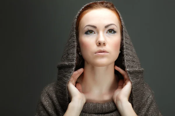 Una bella giovane donna è in abiti invernali marroni — Foto Stock