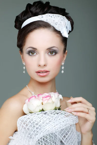 美しい花嫁の肖像画。ウェディングドレス。結婚式の装飾 — ストック写真