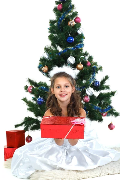 白い背景で隔離のクリスマス ツリーの近くの美しい少女 — ストック写真
