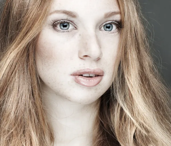 美しい青い目を持つセクシーな赤毛の若い女性のクローズ アップの肖像画 — ストック写真