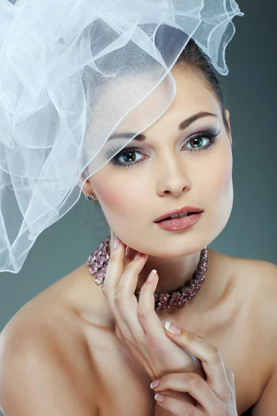 Retrato de noiva bonita. Vestido de noiva. Decoração de casamento — Fotografia de Stock