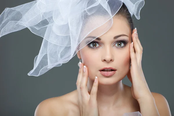 Ritratto di bella sposa. Abito da sposa. Decorazione di nozze — Foto Stock