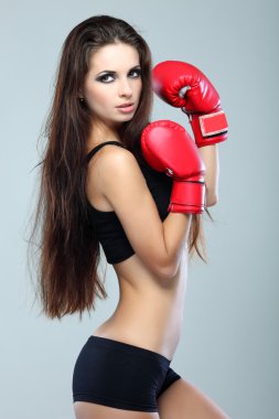 Güzel cinsel boks kız, fitness, gri bir arka plan üzerinde