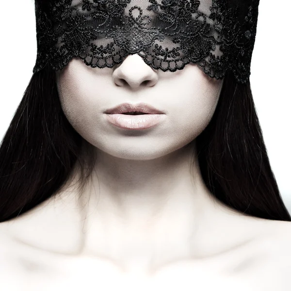 Portret elegancka brunetka kobieta jest w masce czarnej koronki — Zdjęcie stockowe