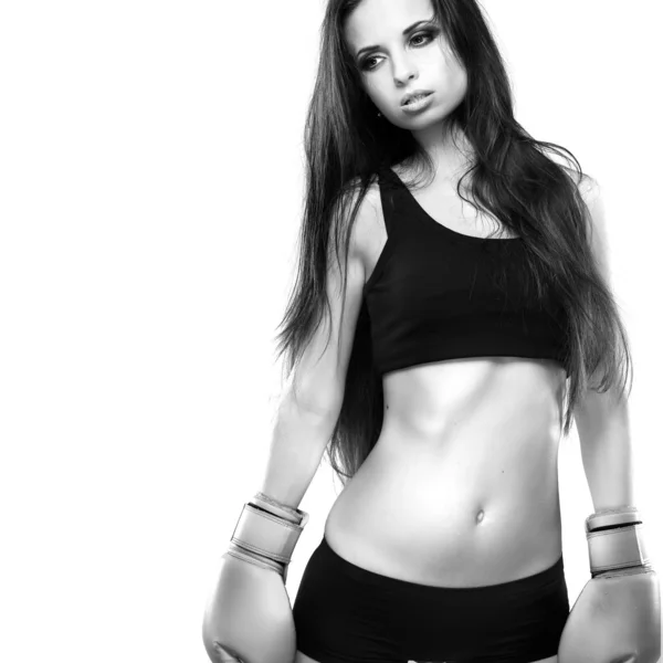 Hermosa chica de boxeo sexual, fitness, sobre un fondo gris — Foto de Stock