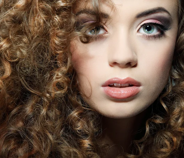 Jovem mulher bonita com longos cabelos encaracolados — Fotografia de Stock