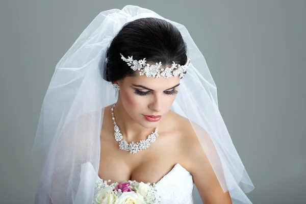 Retrato de noiva bonita. Vestido de noiva. Decoração de casamento — Fotografia de Stock