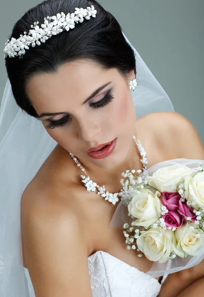 Ritratto di bella sposa. Abito da sposa. Decorazione di nozze — Foto Stock