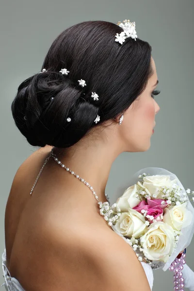 Porträtt av vacker brud. Bröllopsklänning. Bröllopsdekoration — Stockfoto