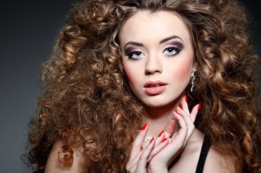 uzun kıvırcık saçlar genç güzel kadın