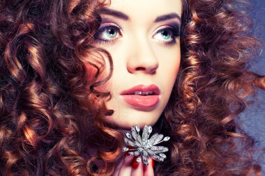 uzun kıvırcık saçlar genç güzel kadın