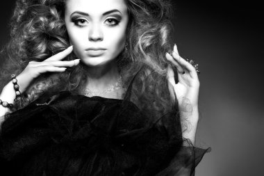 uzun kıvırcık saçlar genç güzel kadın