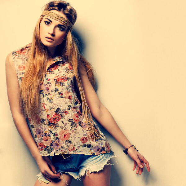 Фото красивой девушки в стиле моды, винтаг
