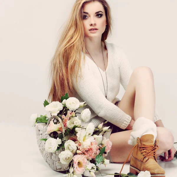 Ein Foto von schönen Mädchen ist im Mode-Stil mit dem Korb mit Blumen, Vintag — Stockfoto