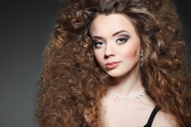 uzun kıvırcık saçlar genç güzel kadın