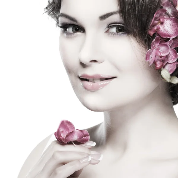 Retrato de hermosa morena sexual con orquídeas rosadas en pelos. emociones, cosméticos —  Fotos de Stock