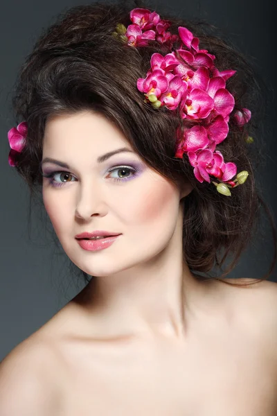 头发中的粉色兰花的美丽性黑发的画像。情绪、 化妆品 — 图库照片