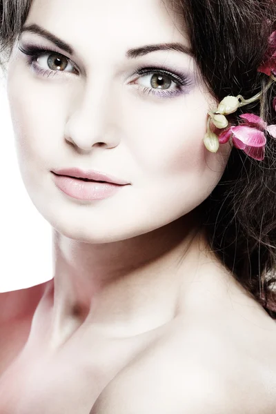 Portrait de belle brune sexuelle aux orchidées roses en poils. émotions, cosmétiques — Photo